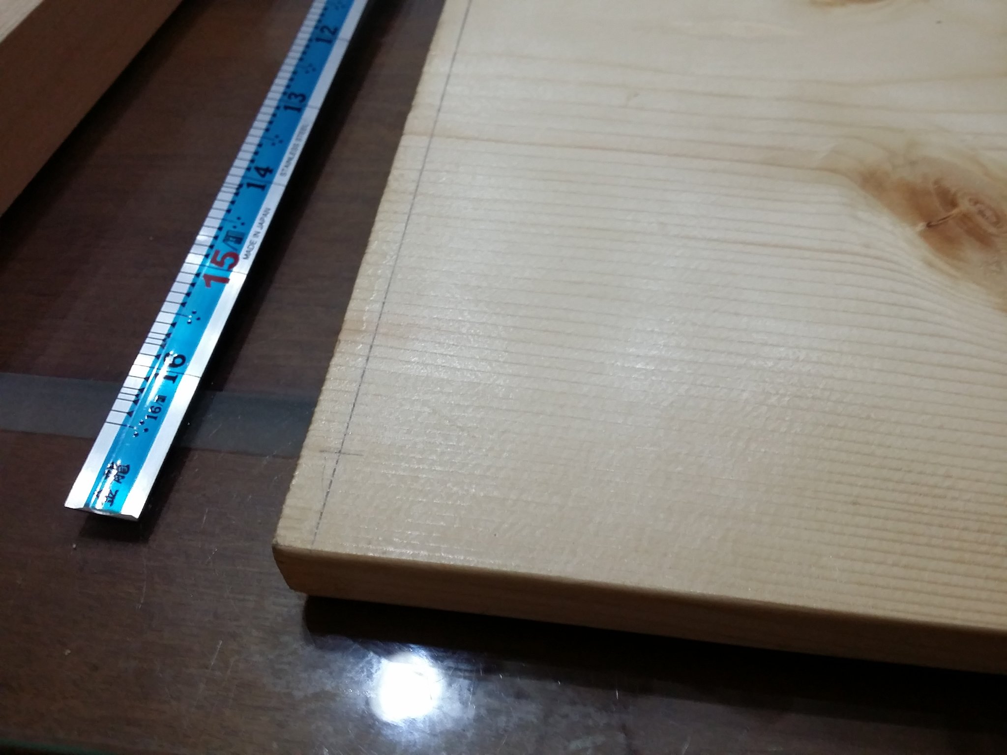 讓鍵盤滑進滑出｜一片會抽拉的鍵盤架