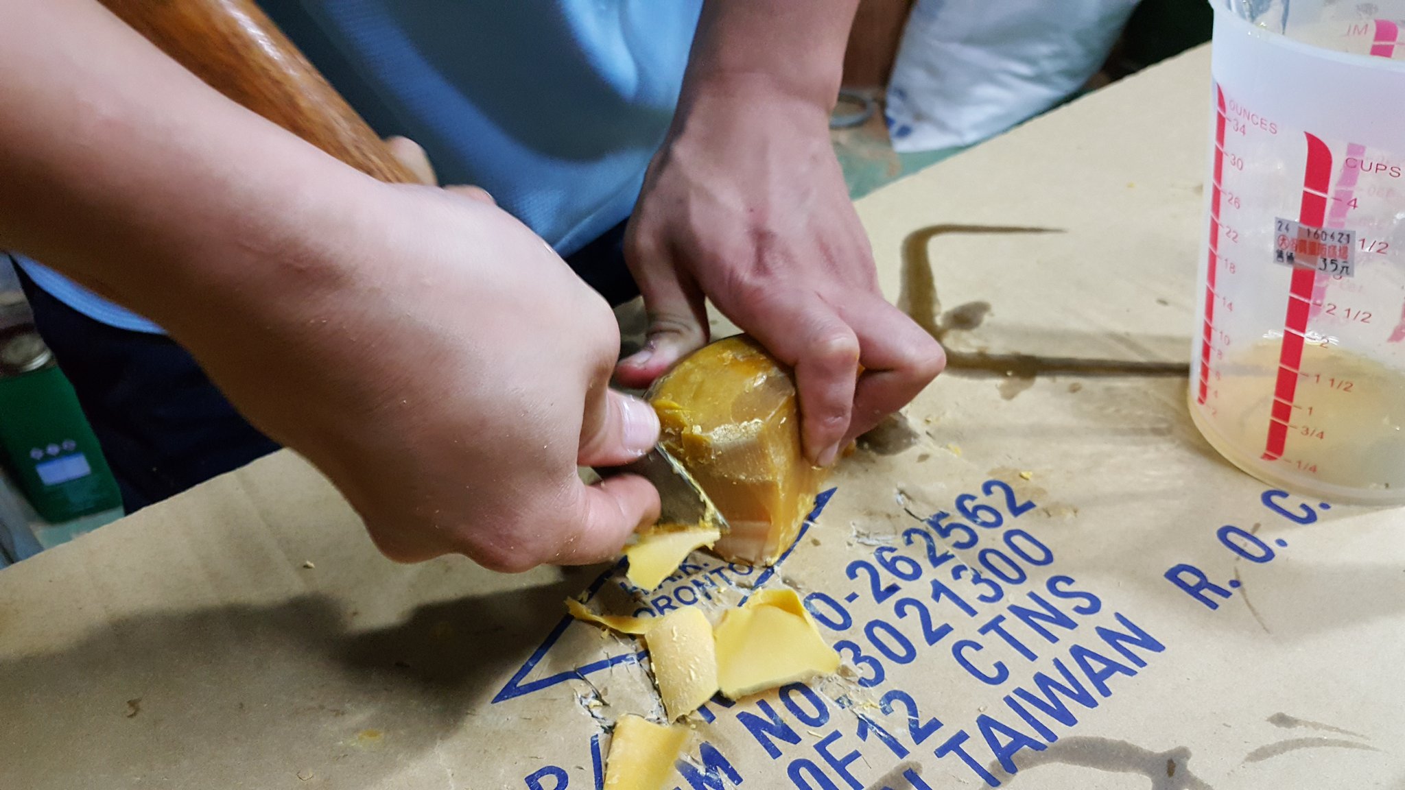 自己熬一罐蜂蠟｜蜂巢、亞麻仁油與一支溫度計的夜晚